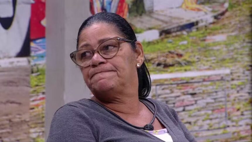 Delma com rosto triste na área externa da casa do BBB 25