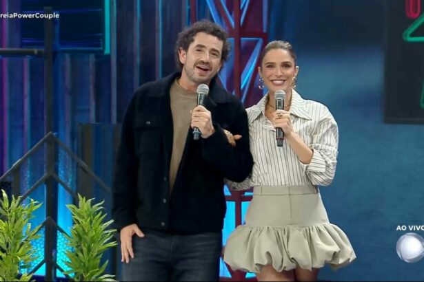 Felipe Andreoli ao lado de Rafa Brites. Os dois estão sorrindo, em pé, no palco do Power Couple Brasil 7