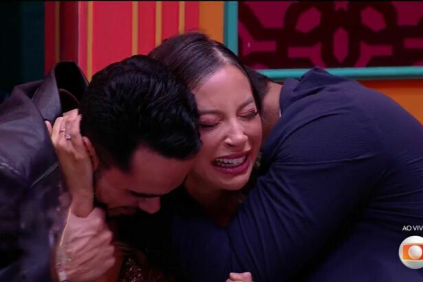 Renata chora e abraça João Pedro e Guilherme no sofá da final do BBB 25