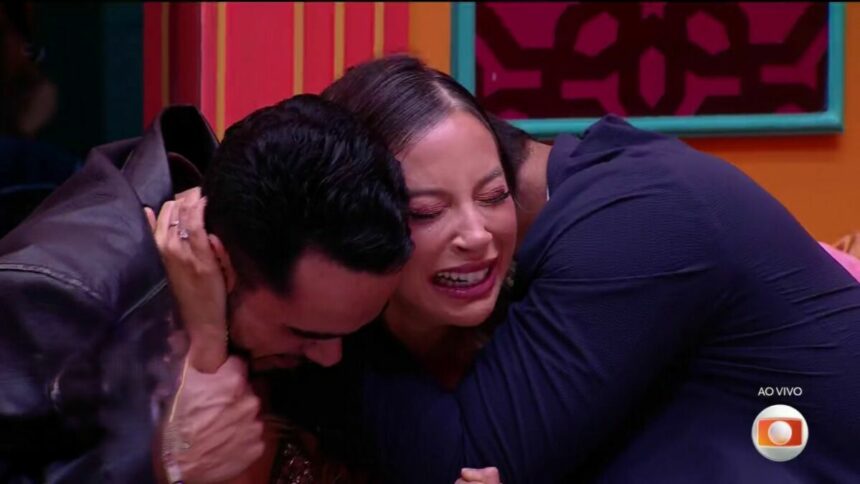 Renata chora e abraça João Pedro e Guilherme no sofá da final do BBB 25