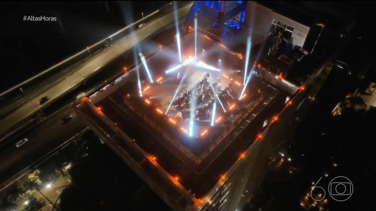 Músicos da orquestra de Heliópolis no heliponto da TV Globo gravando show do Altas Horas