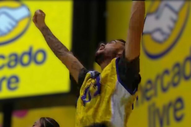 João Pedro levanta os braços e celebra vitória na Prova do Líder do BBB 25