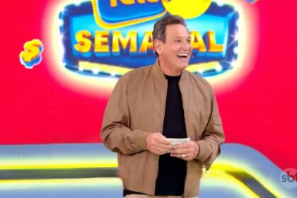 Luíz Ricardo sorrindo no cenário da Tele Sena Semanal Vermelha edição 47