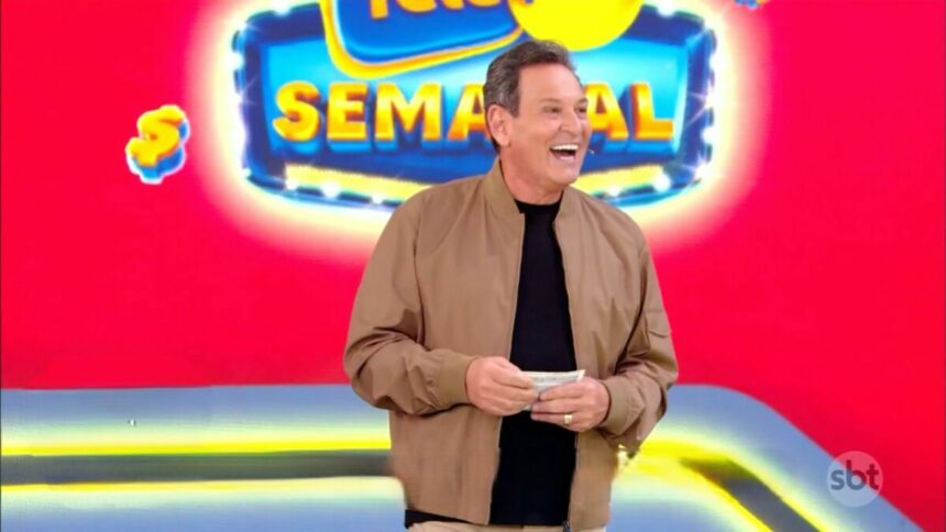 Luíz Ricardo sorrindo no cenário da Tele Sena Semanal Vermelha edição 47