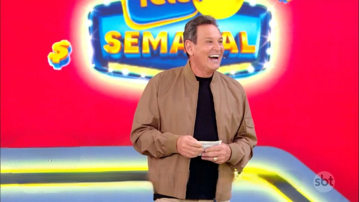 Luíz Ricardo sorrindo no cenário da Tele Sena Semanal Vermelha edição 47