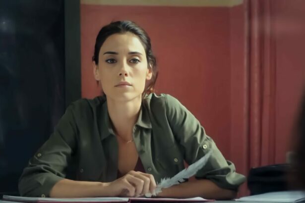 Cansu Dere, Zeynep Günes, sentada em uma mesa escolar, em cena dramática da novela turca Mãe, da RECORD. A personagem olha atentamente para a pequena Melek, que parece estar machucada