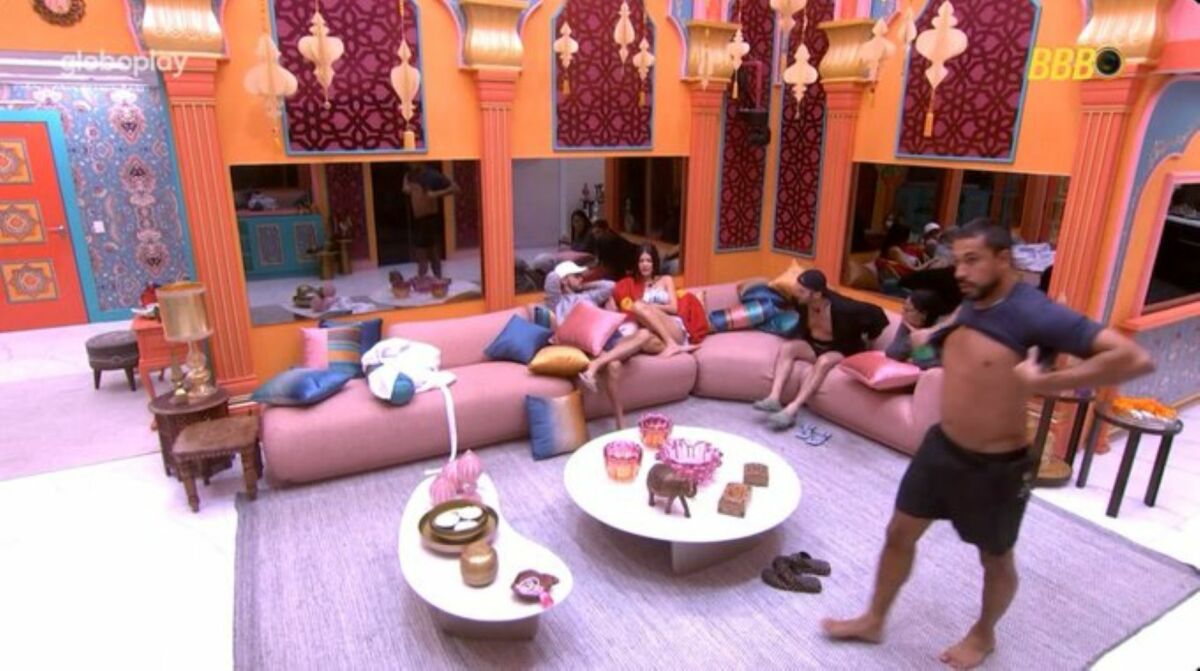 Maike veste a camisa para entrar no confessionário do BBB 25