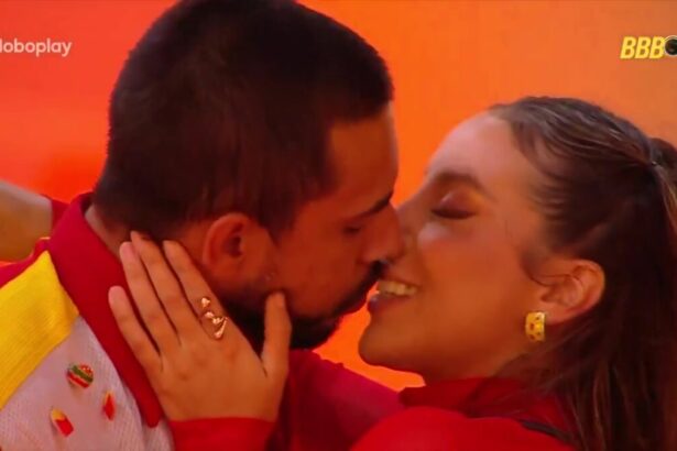 Maike e Renata se beijam na festa do BBB 25