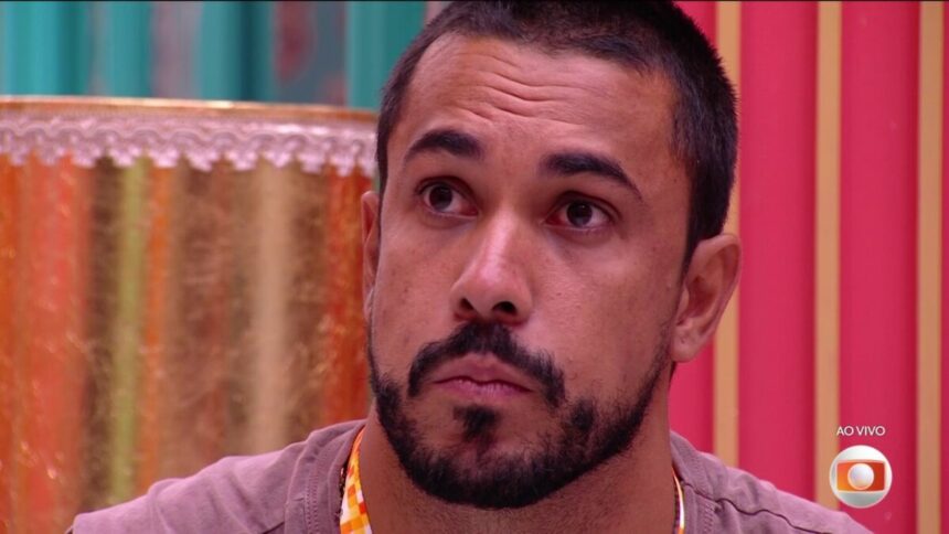Maike olha sério para o telão onde está Tadeu Schmidt ao indicar Diego Hypolito ao 14º Paredão