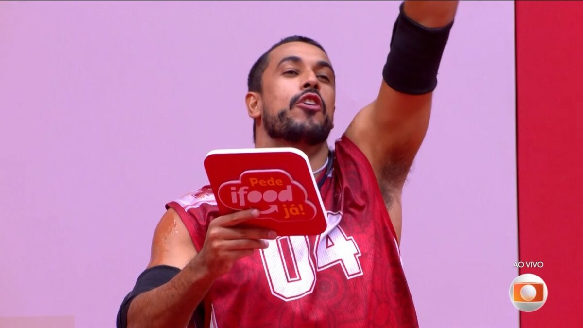 Maike ergue o braço ao comemorar vitória na 14ª Prova do Líder do BBB 25