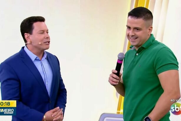 MArcão do Povo de terno azul ao lado de Marcelo Castro, o Juca, que segura o microfone do Primeiro Impacto e olha para o Chão do SBT