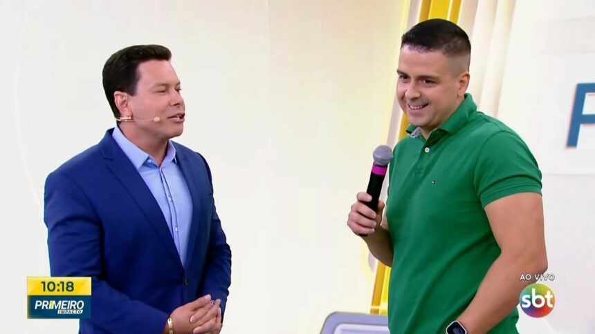 MArcão do Povo de terno azul ao lado de Marcelo Castro, o Juca, que segura o microfone do Primeiro Impacto e olha para o Chão do SBT