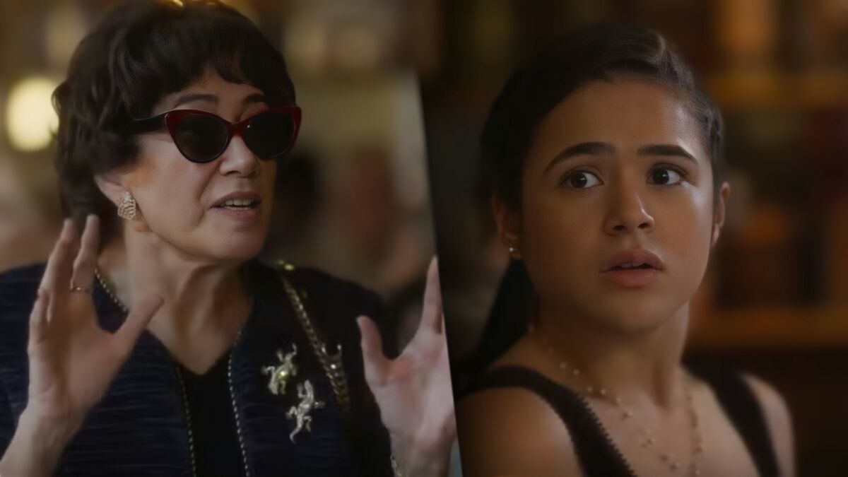 Maristela de ósculos escuro levanta as mãos para berrar contra Bia que olha assustada em cena da novela Garota do Momento