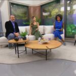 Rodrigo Alvarez, Patrícia Rocha e Cynthia Martins sentados no sofá