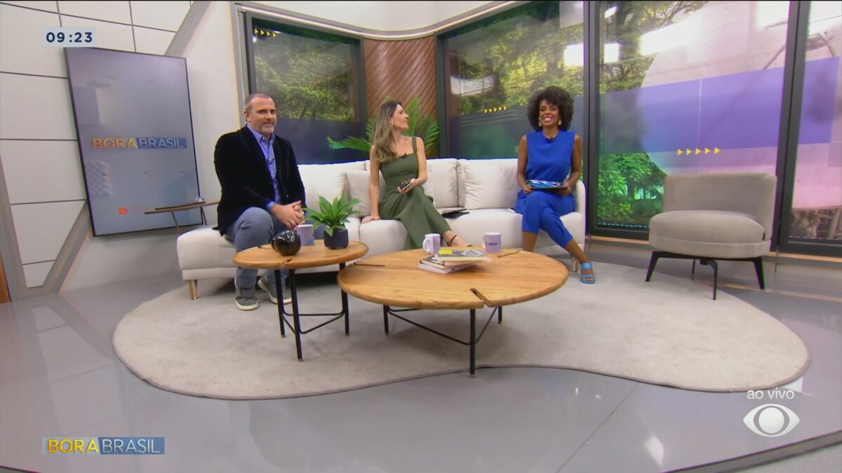 Rodrigo Alvarez, Patrícia Rocha e Cynthia Martins sentados no sofá