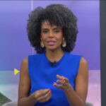 Cynthia Martins de vestido azul