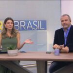 Patrícia Rocha com os braços abertos ao lado de Rodrigo Alavarez no novo cenário do Bora Brasil