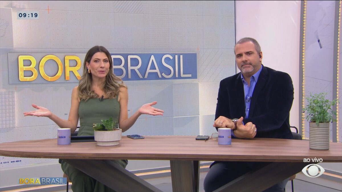 Patrícia Rocha com os braços abertos ao lado de Rodrigo Alavarez no novo cenário do Bora Brasil