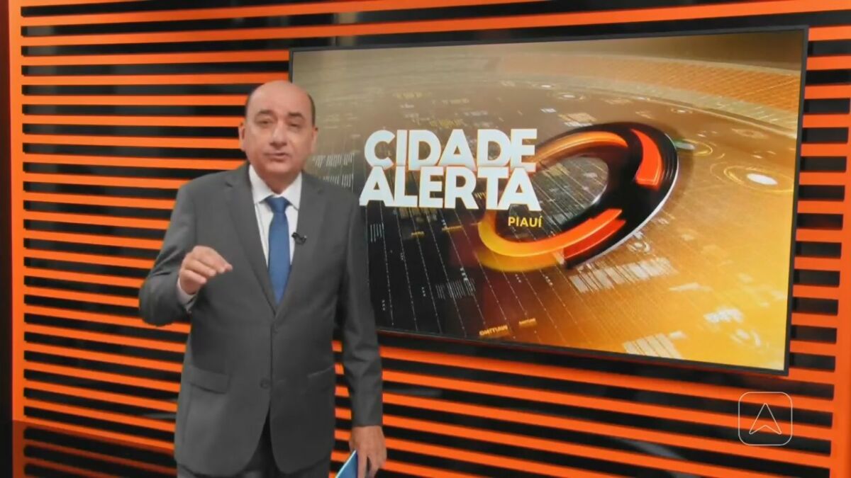 Apresentador do Cidade Alerta em frente ao telão com o logo do programa na TV Antena 10
