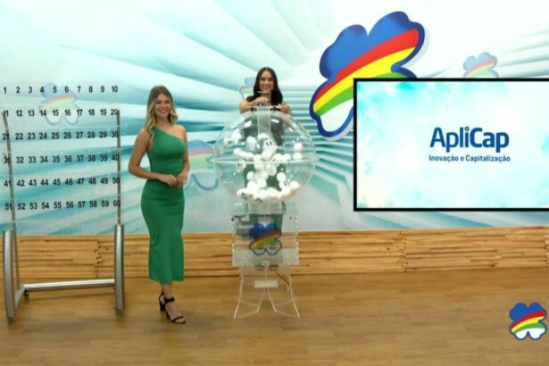 Assistentes de palco vestem verde ao lado do globo com as bolas do sorteio do Pernambuco dá Sorte