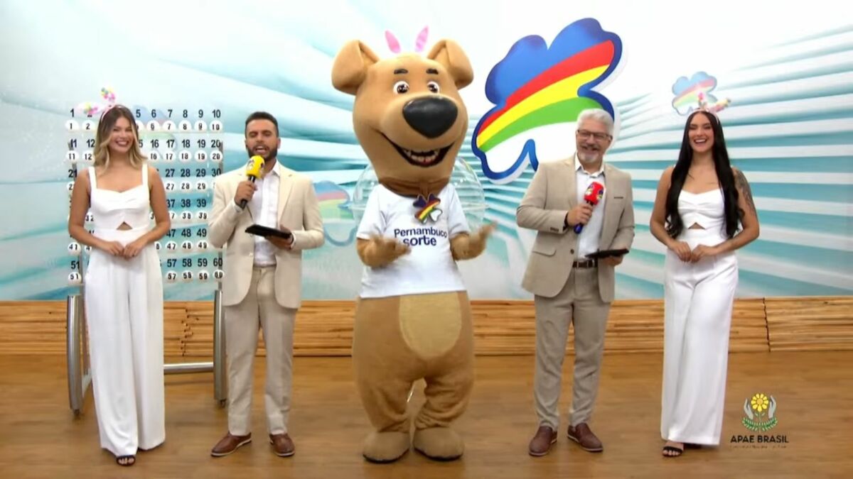 Mascote do Pernambuco da Sorte fantasiado de coelho da Páscoa no cenário do Pernambuco da Sorte no sorteio deste domingo 20 de abril