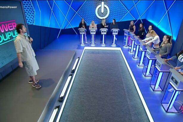 Mulheres na sala de apostas em frente ao apresentador Felipe Andreoli