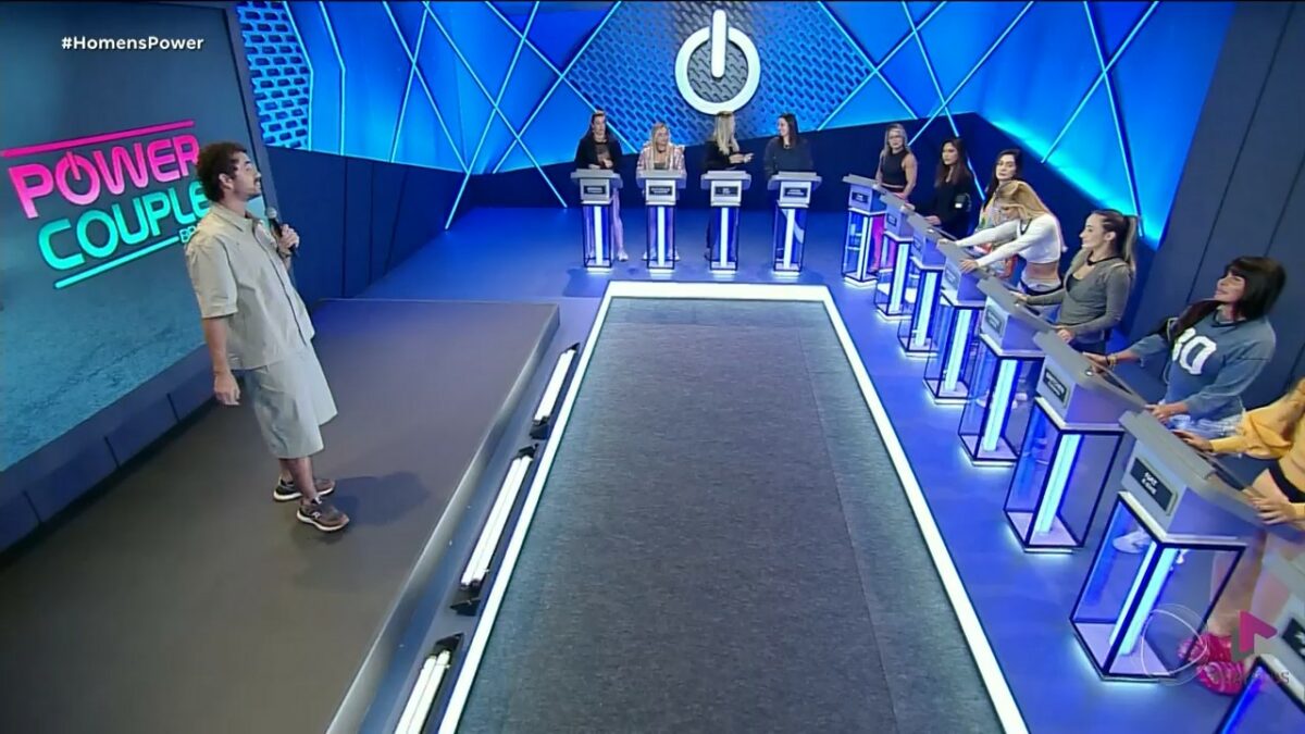 Mulheres na sala de apostas em frente ao apresentador Felipe Andreoli