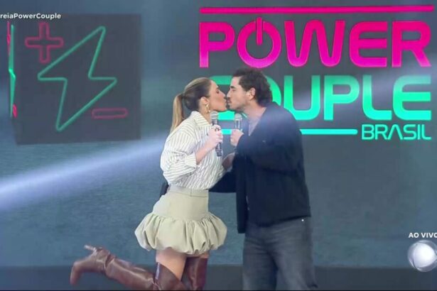 Rafa Brites e Felipe Andreoli se beijando na frente do telão do Power Couple Brasil 7