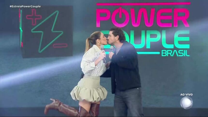 Rafa Brites e Felipe Andreoli se beijando na frente do telão do Power Couple Brasil 7
