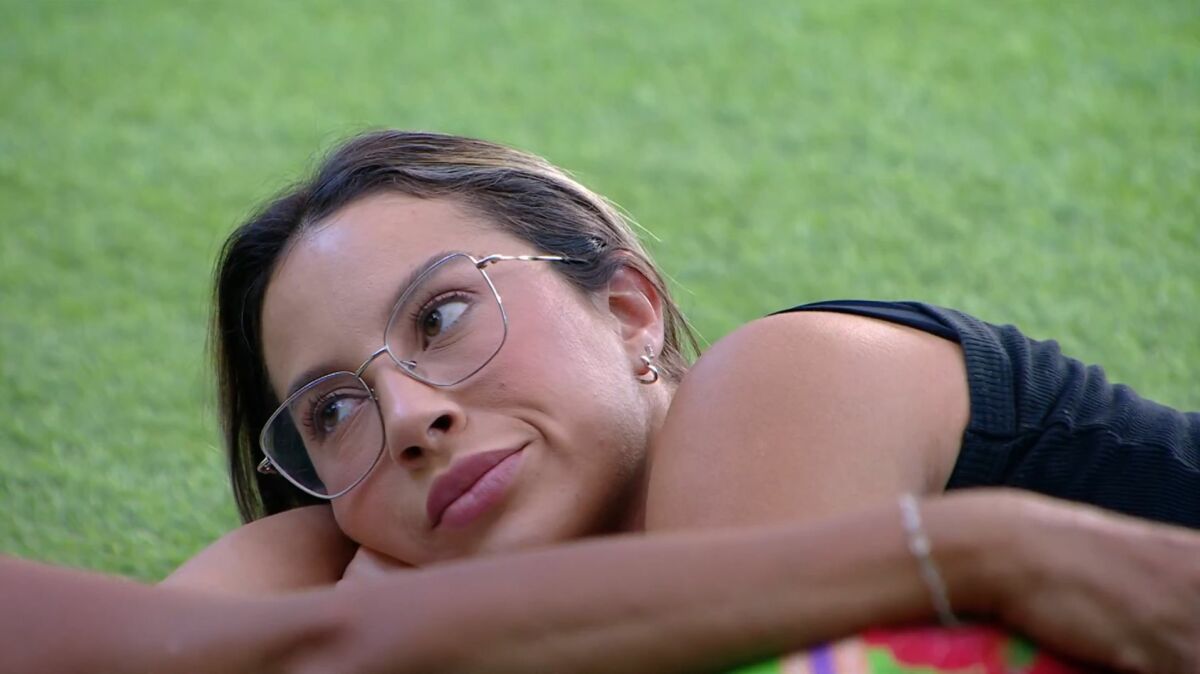 Renata deitada no gramado do BBB 25 faz cara de nojo enquanto conversa com Vilma sobre Vinicius