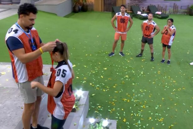 Vinicius coloca colar do Monstro em Renata na escada do BBB 25