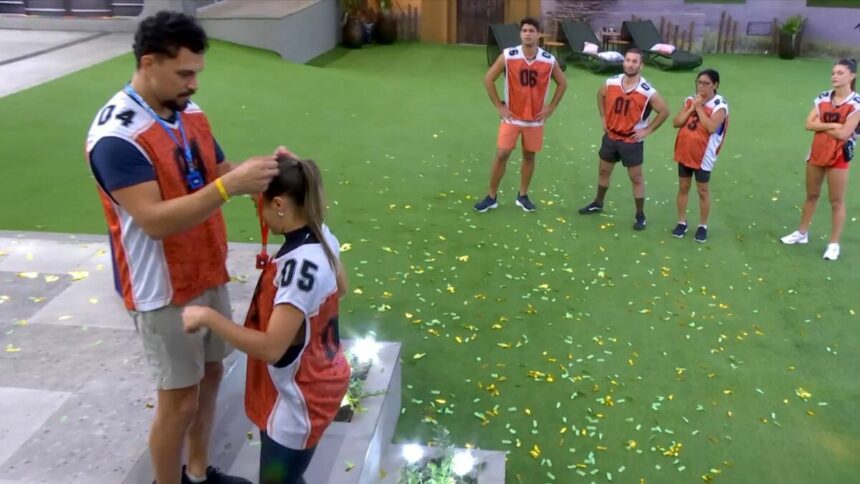 Vinicius coloca colar do Monstro em Renata na escada do BBB 25