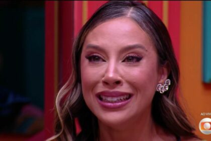 Renata chora no sofá da sala do BBB 25