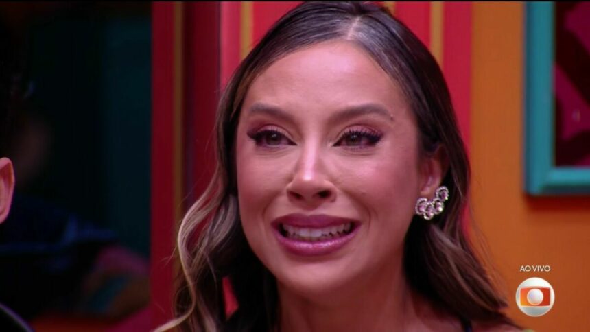 Renata chora no sofá da sala do BBB 25