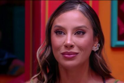 Renata sorrindo na sala do BBB 25