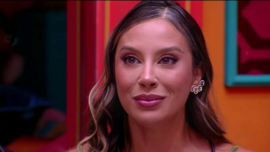 Renata sorrindo na sala do BBB 25