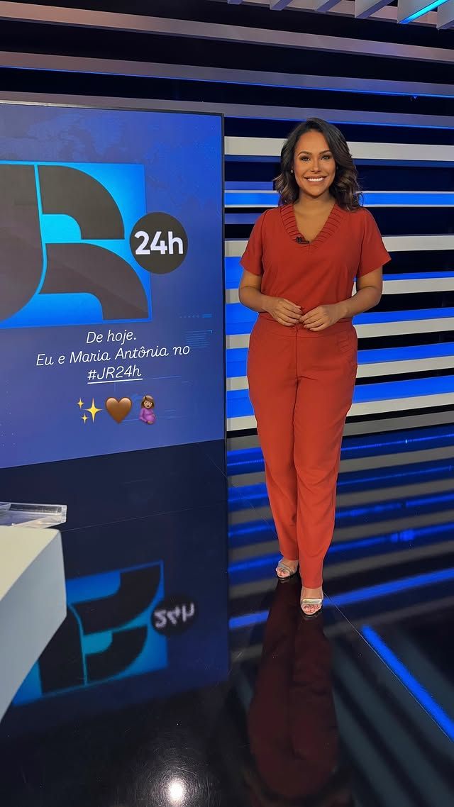 Salcy em pé no cenário do JR