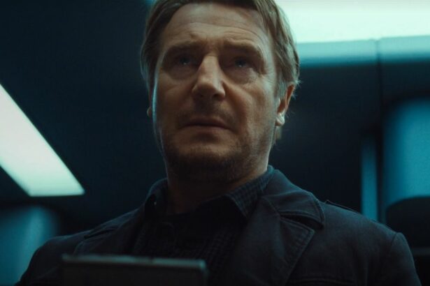 Liam Neeson com semblante apreensivo dentro de um avião em cena do filme Sem Escalas