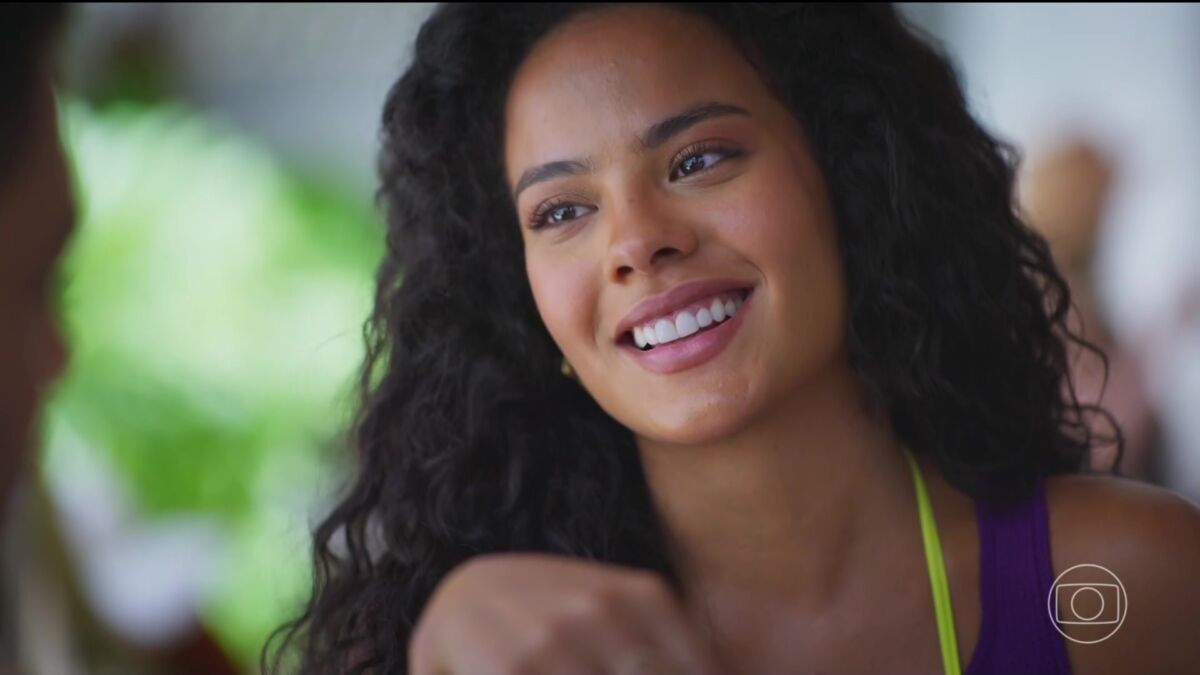 Bella Campos, sorrindo, comoMaria de Fátima, no capítulo de estreia de Vale Tudo