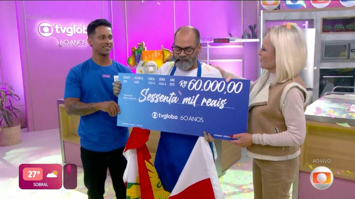 Beto Jambeiro segura o cheque de setenta mil ao lado de Ana Maria Braga no Mais Você