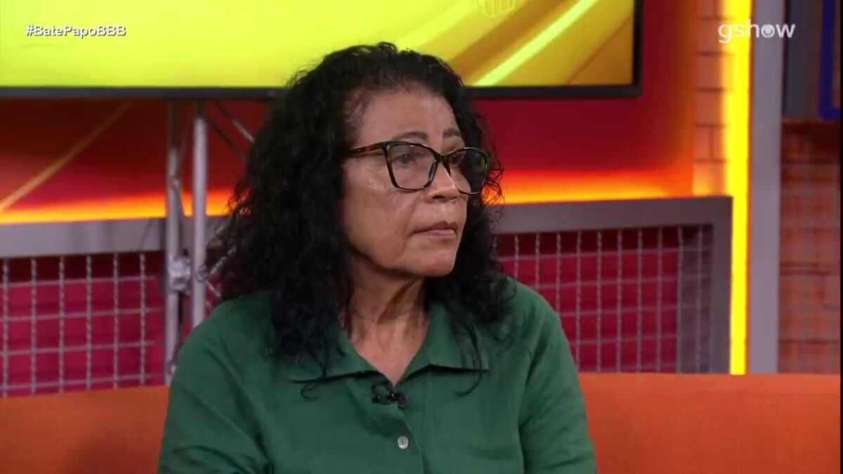 Vilma de roupa verde olhando com semblante sério para os apresentadores do Bate Papo BBB 25