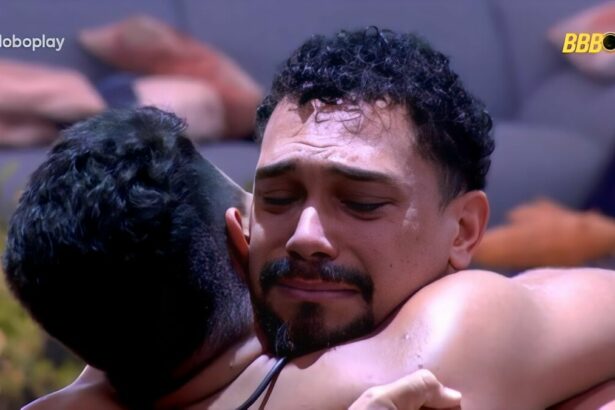 Vinicius chora e é abraçado por Guilherme no gramado do BBB 25 após revelar ser bissexual