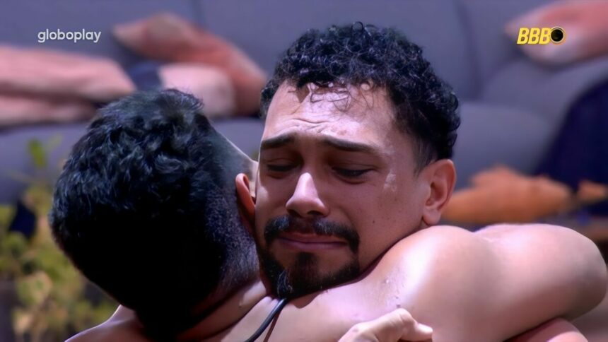 Vinicius chora e é abraçado por Guilherme no gramado do BBB 25 após revelar ser bissexual