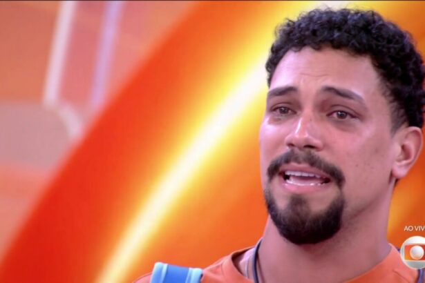 Vinicius com lágrimas nos olhos chorando no estúdio do BBB 25