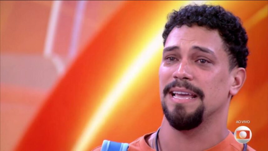 Vinicius com lágrimas nos olhos chorando no estúdio do BBB 25