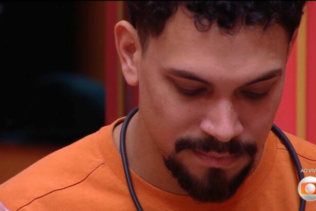 Vinicius olha para o chão da sala do BBB 25