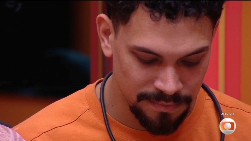 Vinicius olha para o chão da sala do BBB 25