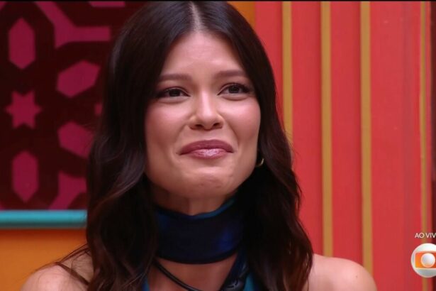 Vitória Strada chorando no sofá da sala do BBB 25