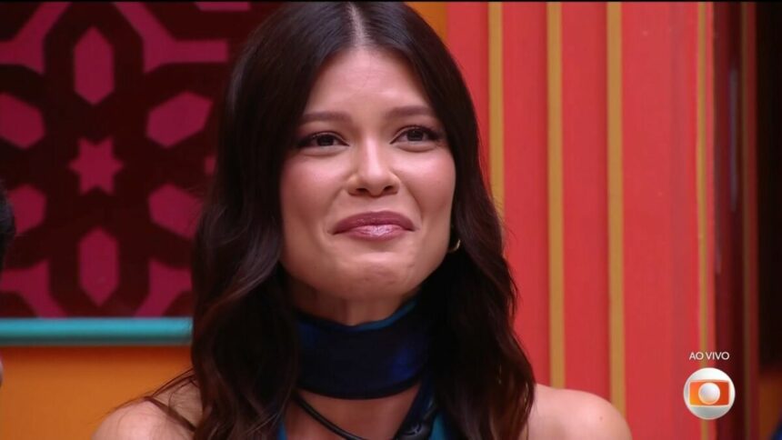 Vitória Strada chorando no sofá da sala do BBB 25