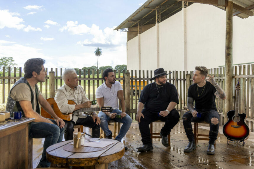 Daniel, Matogrosso & Mathias e Felipe & Rodrigo sentados em uma fazenda conversando no Viver Sertanejo